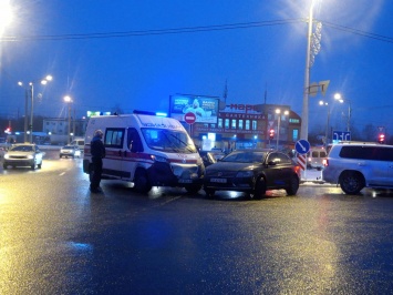 В Харькове «скорая» с пациентом попала в аварию (фото)