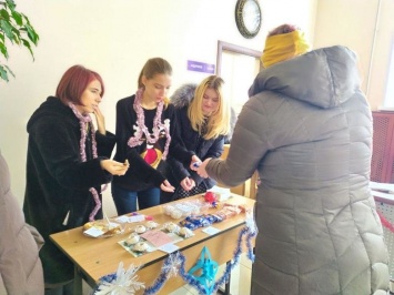 Николаевские студенты устроили ярмарку, чтобы купить подарки в интернат, - ФОТО