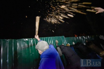На Виноградаре в Киеве протестующие снесли забор строительства многоэтажки