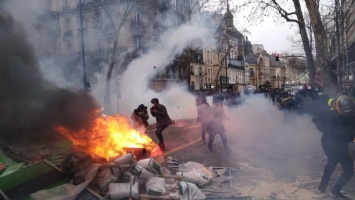 Францию массово охватили протесты из-за пенсионной реформы