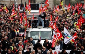 В Париже во время протестов задержали 90 человек