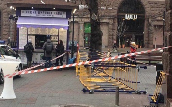 Появилось видео падения строительных лесов на Крещатике, травмировавших женщину