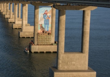 Мурал, который появился на Керченском мосту, потроллил политтехнолог
