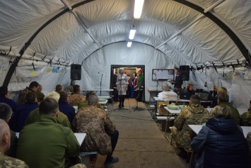 День ВСУ: в Северодонецке поздравили защитников и медиков в военном госпитале