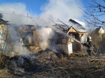 На Николаевщине спасатели тушили пожар крыши жилого дома, - ФОТО