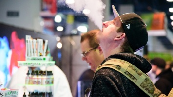 Эпидемия вейпинга: в провинциях Канады вводят запрет на электронные сигареты