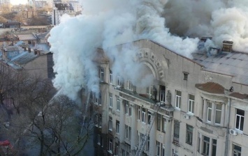 Корреспондент NEWSONE рассказал, что происходит возле Одесского колледжа: спасатели продалжают тушить пожар