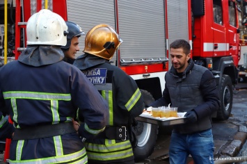 "Эта трагедия сблизила всю Украину": одесские рестораторы, волонтеры и студенты помогают спасателям и полиции работать на месте пожарища
