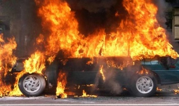 Во дворе элитного киевского ЖК среди бела дня сожгли авто: фото и видео