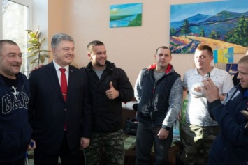 Порошенко посетил раненых бойцов в военном госпитале