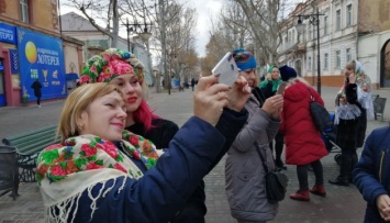 В центре Херсона женщины устроили фотосессию в украинских платках