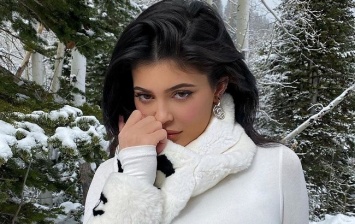 Соблазнительная Снегурочка: Кайли Дженнер засыпала сеть горячими фото в облегающем комбинезоне