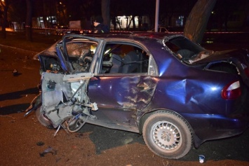 В Николаеве «Лексус» врезался в такси: погибли таксист и пассажир