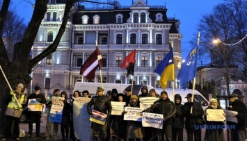 Под посольством РФ в Риге активисты требовали освобождения украинских политзаключенных