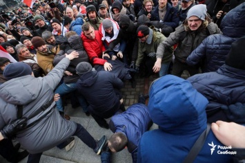 Активисты скандировали "Позор", "фашисты", "независимость" и "живе Беларусь"