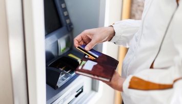 Будьте внимательны у банкоматов: украинцы столкнулись с новой схемой мошенничества - как не стать жертвой
