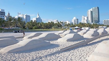Художник создал из песка гигантскую автомобильную пробку (ФОТО)