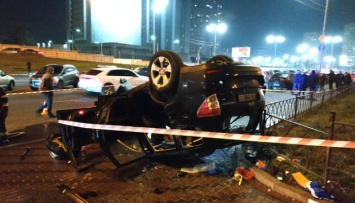 На Левобережной в Киеве с моста на тротуар упал автомобиль