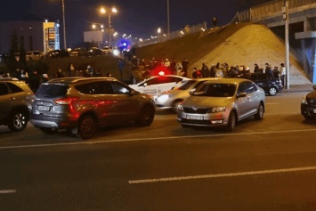 Возле "Левобережной" в Киеве с моста упал автомобиль
