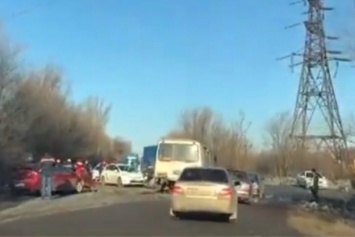 Под Кривым Рогом иномарка протаранила автобус: есть пострадавший
