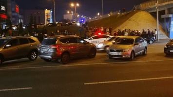 В Киеве авто упало с моста и перевернулось (видео)