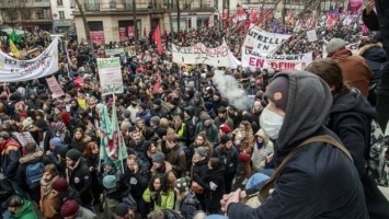 Правительство Франции пошло на попятный, но профсоюзы решили продолжить забастовку