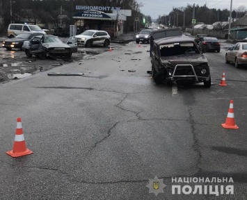 Серьезное ДТП в Харькове: запчасти усыпали дорогу, есть пострадавшие (фото)