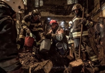 Выводила детей и возвращалась в огонь: в Одессе на глазах у мужа достали из-под завалов тело преподавателя