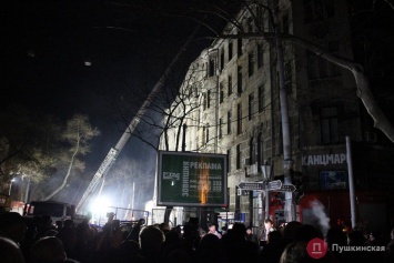 В Одессе под стенами сгоревшего колледжа провели акцию "Халатность убивает"