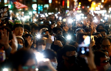 Десятки тысяч жителей Гонконга вышли на согласованную властями акцию