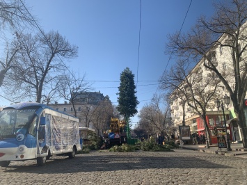 Несмотря на траур, в центре Одессы играет музыка и готовятся к Новому году