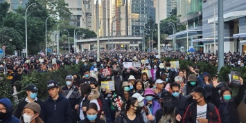 Сотни тысяч жителей Гонконга вновь вышли на улицы