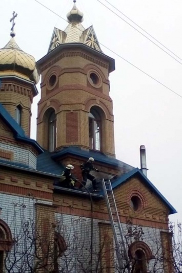 В Новомосковском районе горел храм