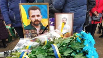 На Донбассе простились с активистом Артемом Мирошниченко, избитым за украинский язык: фото