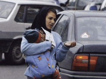 Материлась и бросала вещи в людей: на Лыбедской поймали попрошайку с малолетним ребенком