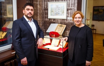 В Доме-музее Булгакова открыли выставку антиквариата