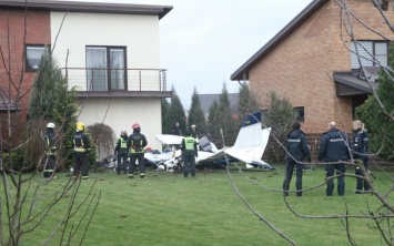 В Литве спортивный самолет упал во двор жилого дома: есть погибшие