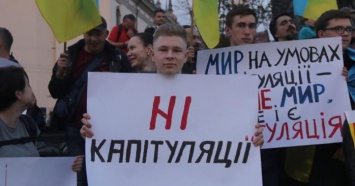 Под Офисом президента в Киеве произошел конфликт между активистами и Нацгвардией (ВИДЕО)
