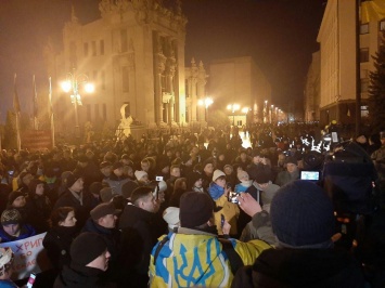 В Киеве продолжаются протесты: активисты обступили ОП, повсюду Нацгвардия - подробности
