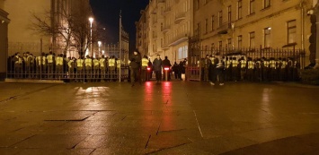 На Банковой осталось несколько сотен протестующих, которые остались ночевать. Фото