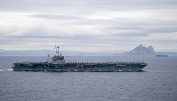 Отремонтированный атомный авианосец флота США и корабли сопровождения идут в Персидский залив