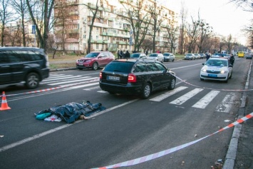 В Киеве Skoda сдавала назад и насмерть сбила женщину на переходе