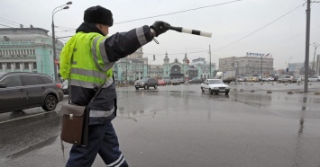 Горящую машину с пьяной девушкой за рулем остановили в Москве