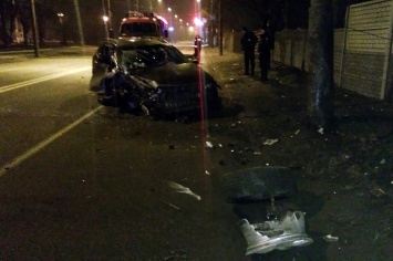 В Днепре на Мануйловском проспекте Honda влетела в столб и загорелась