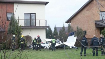 Самолет упал во дворе жилого дома
