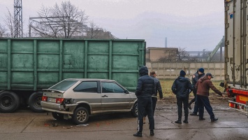 В Днепре на Курсантской ВАЗ зажало между прицепами двух грузовиков