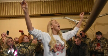 Тина Кароль, Оля Полякова и другие артисты приехали на Донбасс: дали концерт для украинских защитников (фото)