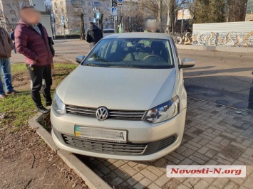 В Николаеве перед пешеходным переходом столкнулись Volkswagen и Hyundai