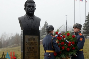 В Донецке установили бюст Кобзону со «звездой героя ДНР»