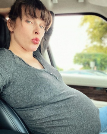 Беременная Мила Йовович похвасталась округлившимися формами: "Наконец-то у меня есть грудь!"